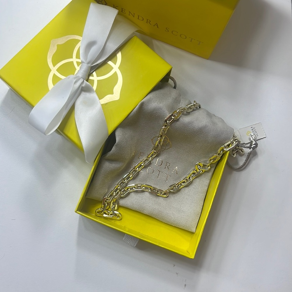 Chunky Kendra Scott necklace